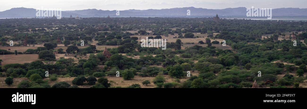 BAGAN, NYAUNG-U, MYANMAR - 3. JANUAR 2020: Blick über die weiten Ebenen von Bagan mit seinen historischen Tempeln und Feldern vom hohen Nan Myint vi Stockfoto