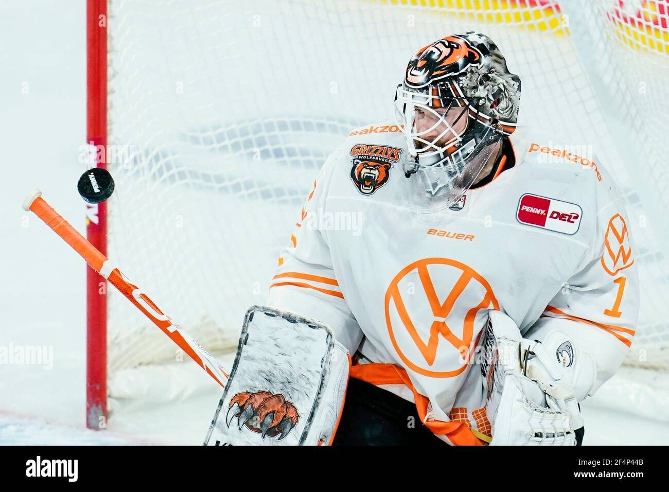 Mannheim, Deutschland. März 2021, 22nd. Eishockey: DEL, Adler Mannheim - Grizzlies Wolfsburg, Hauptrunde, Hauptrunde Spiele, Matchday 29, SAP Arena. Wolfsburger Torwart Dustin Strahlmeier lenkt einen Torschuss ab. Quelle: Uwe Anspach/dpa/Alamy Live News Stockfoto