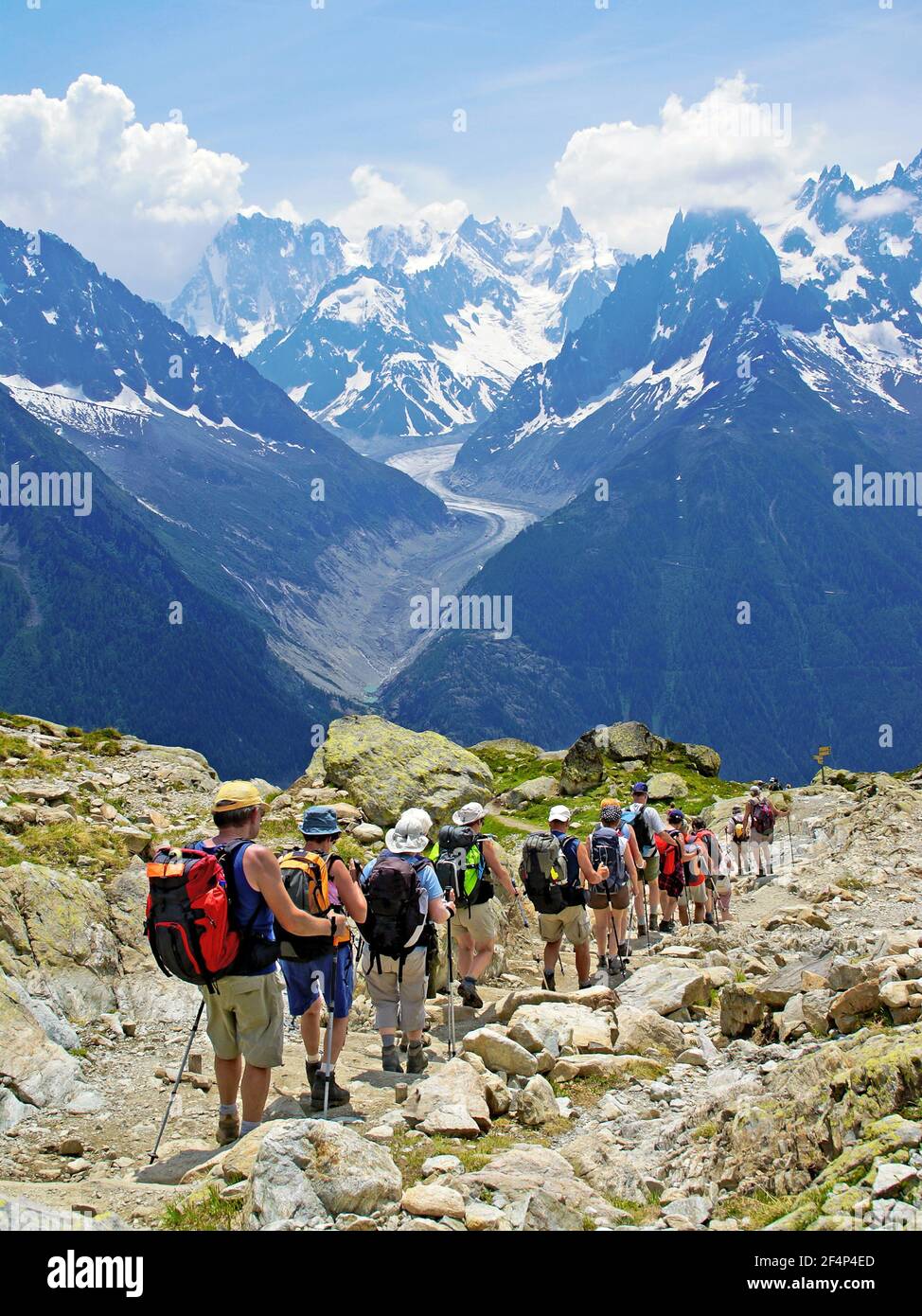 Wanderer auf einem Höhenweg am Fuße des Mont Blanc-Massivs. Stockfoto