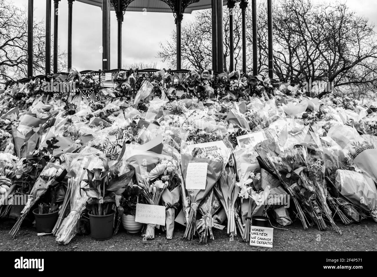 CLAPHAM, LONDON, ENGLAND- 16. März 2021: Blumen und Ehrungen in Clapham Common Bandstand, in Erinnerung an Sarah Everard, die von einer Polizei ermordet wurde Stockfoto