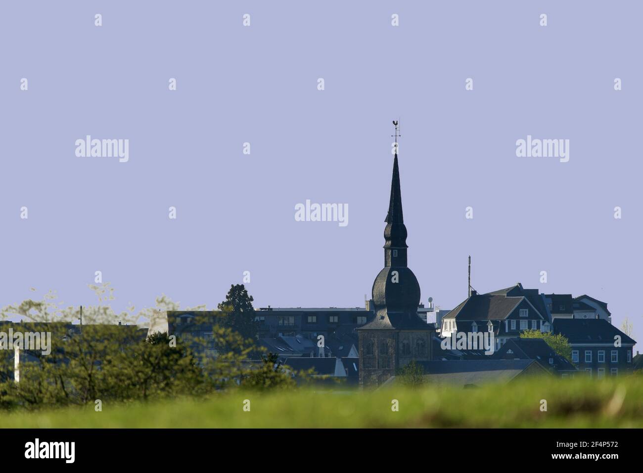 Kirchturm von Wermelskirchen unter einem perfekten Abendhimmel Stockfoto