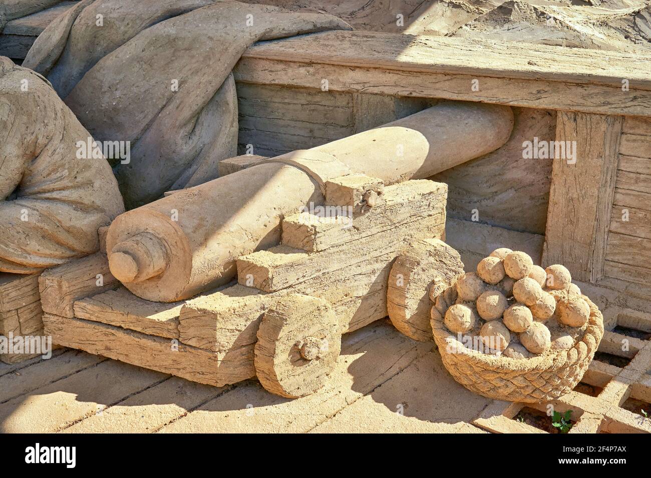 Kanonen und Kanonenkugeln auf einem Schiff als Sandskulptur. Stockfoto