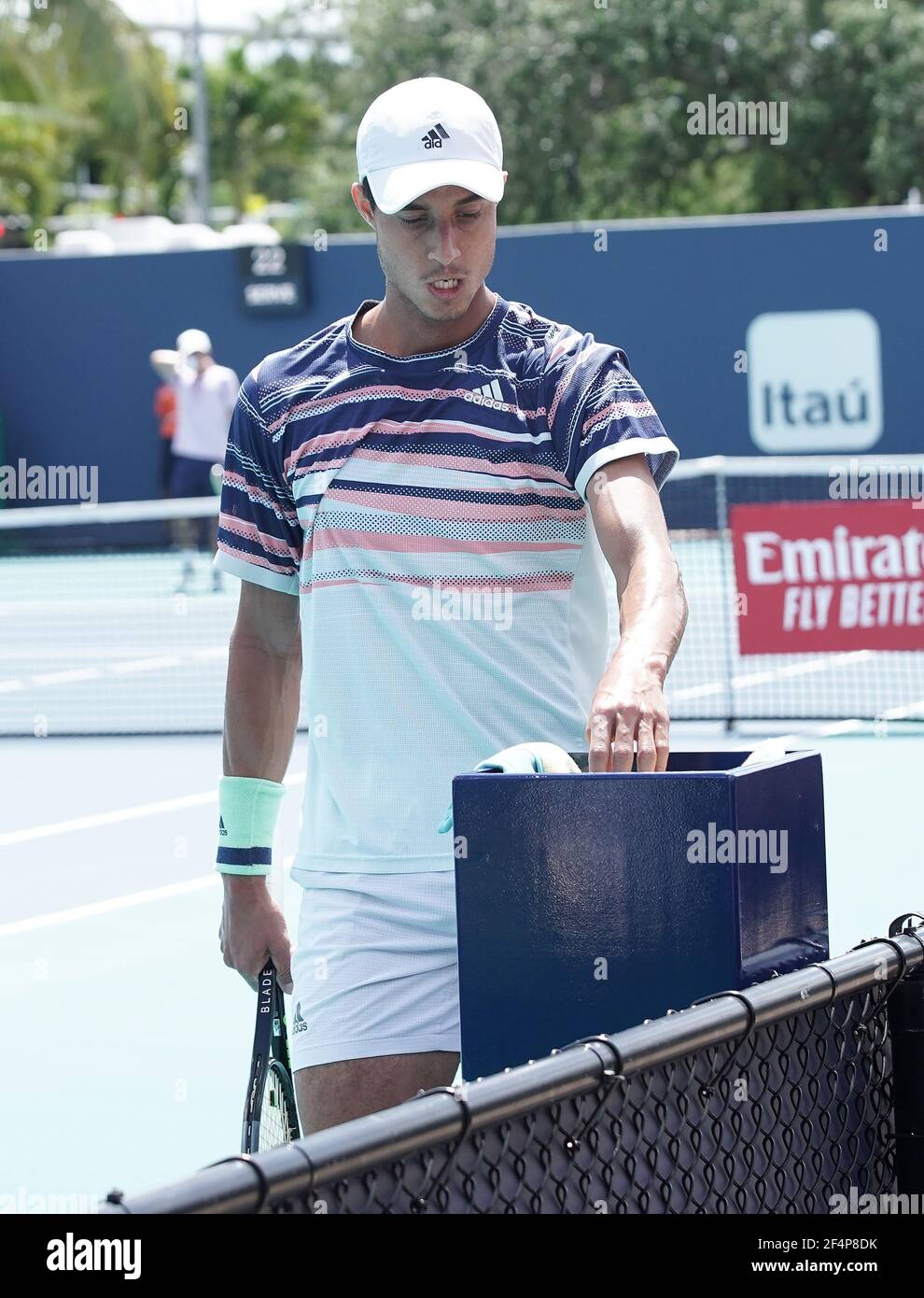 Miami, Vereinigte Staaten Von Amerika. März 2021, 22nd. MIAMI GARDENS, FL - MÄRZ 22: Roberto CID Subervi (DOM) wird während der Männer Qualifying Singles 1st Runde bei den Miami Open am 22. März 2021 im Hard Rock Stadium in Miami Gardens, FL gesehen. (Foto von Alberto E. Tamargo/Sipa USA) Quelle: SIPA USA/Alamy Live News Stockfoto