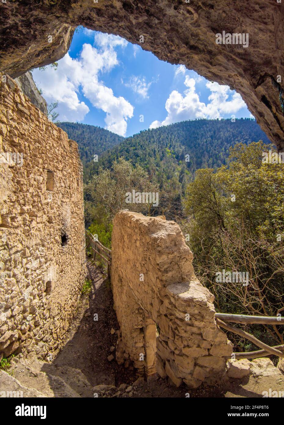 Revotano und Eremo di San Leonardo (Roccantica, Italien) - die spektakulären Attraktionen in Sabina Berg: Die surreale grüne Karst Sinkhole Stockfoto