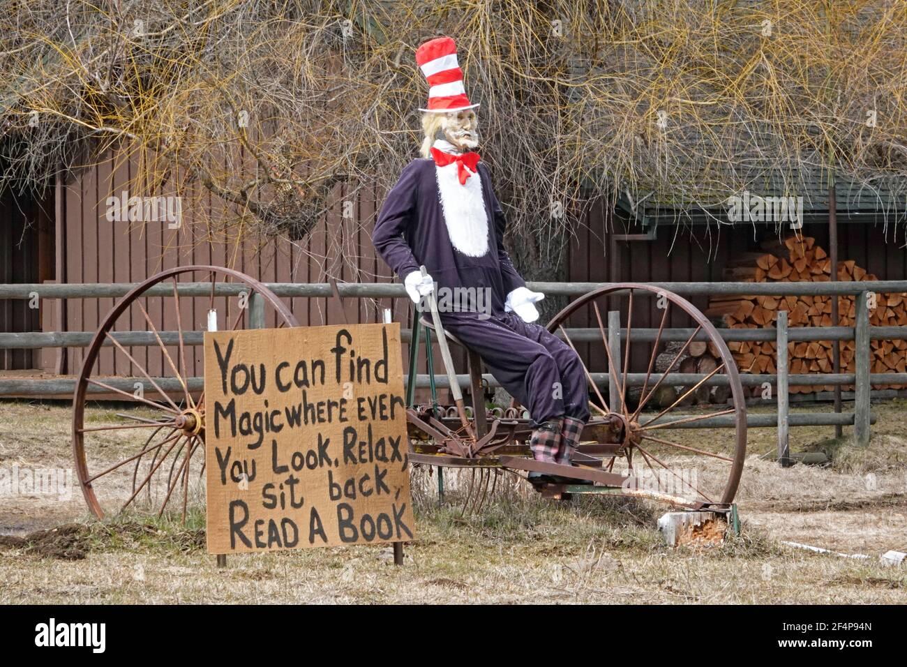 Eine selbstgewachsene Version von Dr. Seuss's Cat in the hat Charakter, errichtet auf einem Feld in der Nähe von Sisters, Oregon. Stockfoto