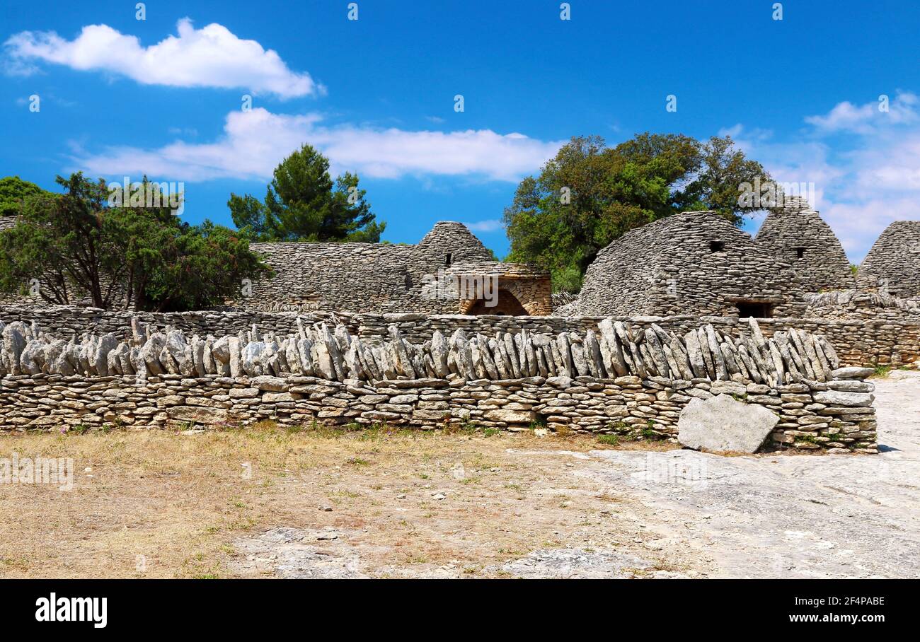 Dorf von bories in trockenen Steinen in Gordes in der Provence. Stockfoto