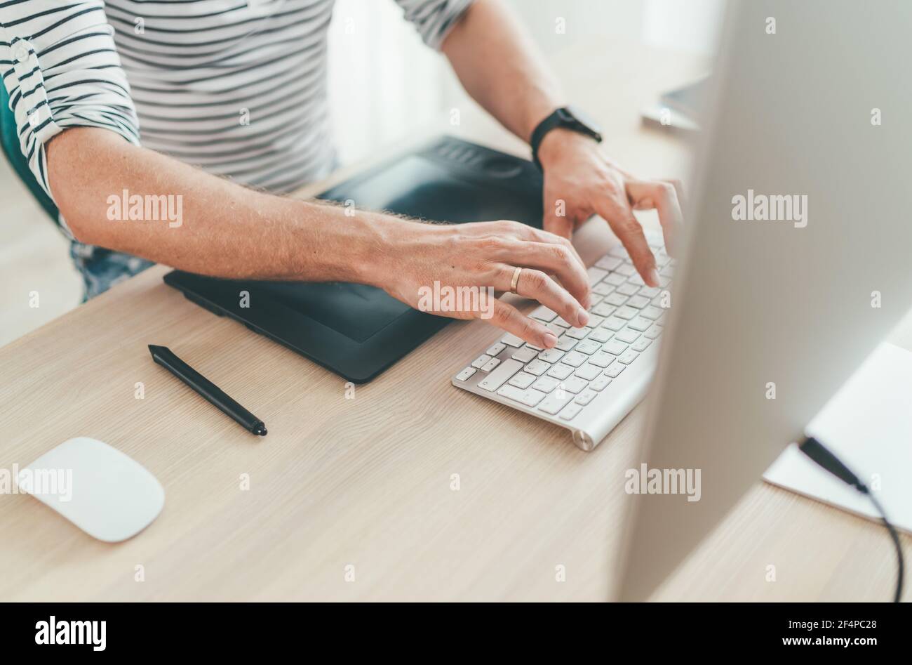 Writer Typing modernen Computer Tastatur Schreiben Roman sitzen am weißen  Holztisch. Entfernung oder freiberufliche Arbeit an weltweiten  Quarantänezeitkonzept Stockfotografie - Alamy