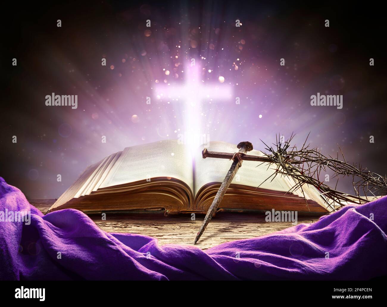 Passion And Resurrection Konzept - Heilige Bibel Und Golgatha Symbole Stockfoto