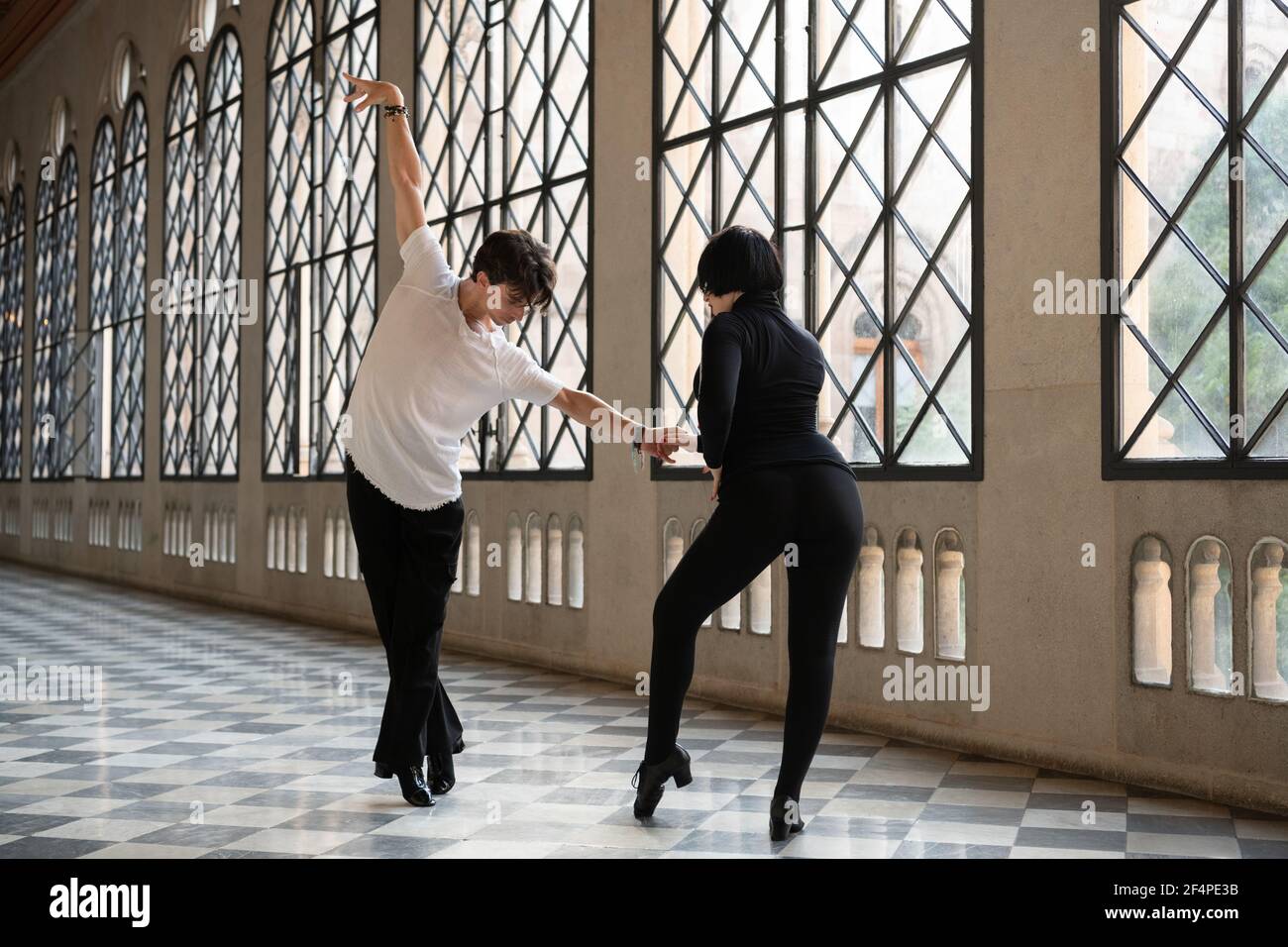 Mann tiptoeing in der Nähe Tanzpartner Stockfoto