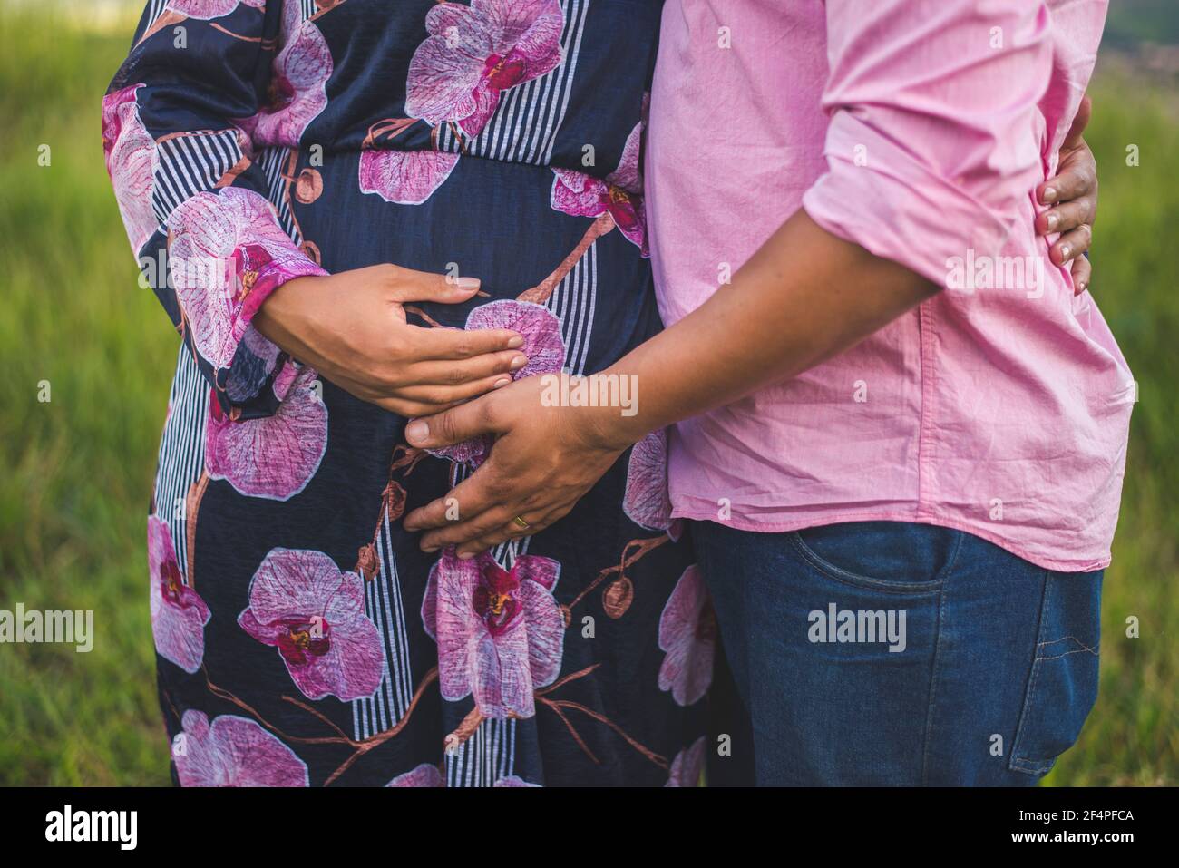 Paar erwartet ein Baby. Ein Mann und eine Frau halten die Mägen. Stockfoto