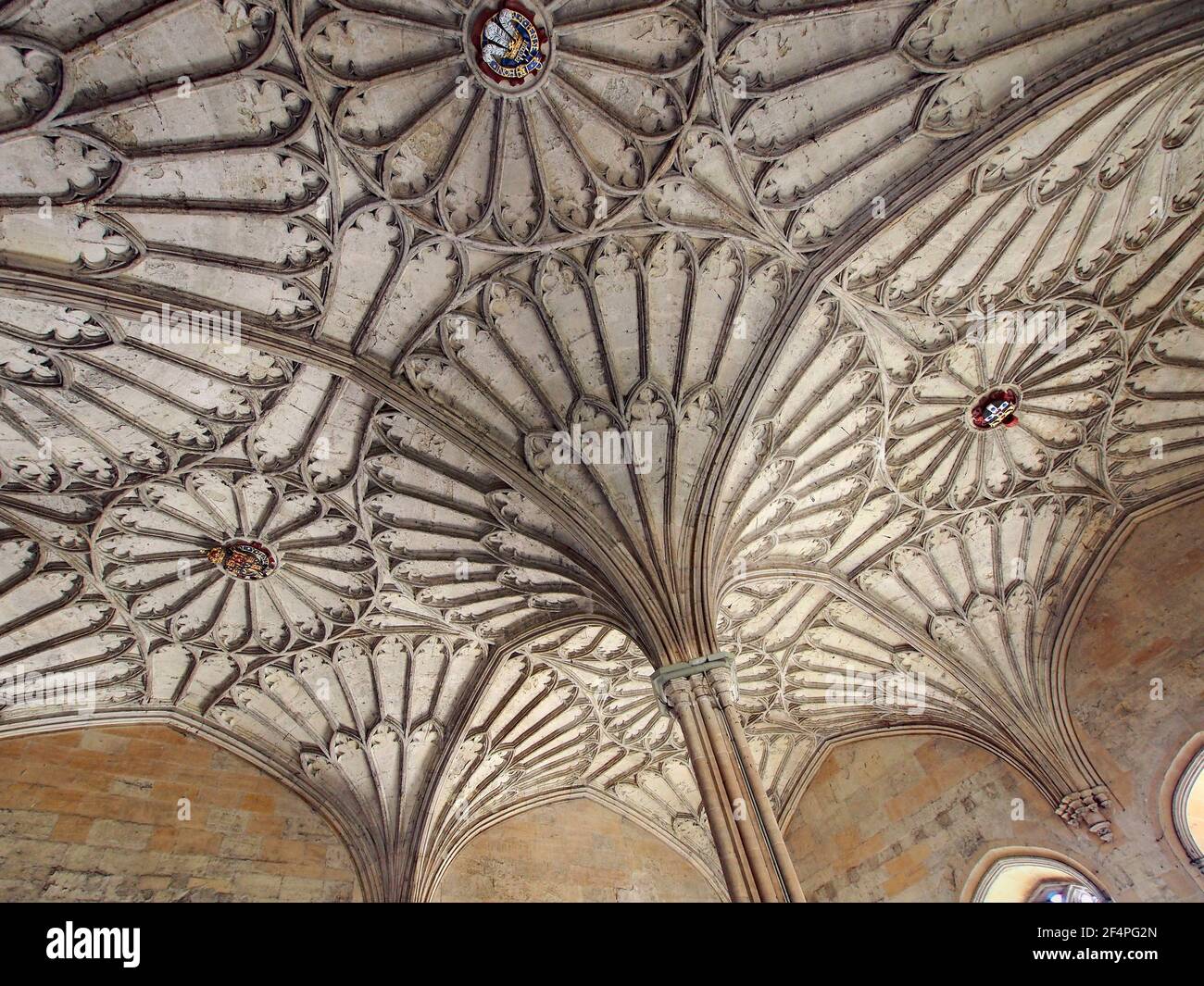 Oxford, England - 1. August 2013: Kunstvoll verzierte Decke über der Treppe, die zur Großen Halle am Christ Church College of Oxford Univers führt Stockfoto