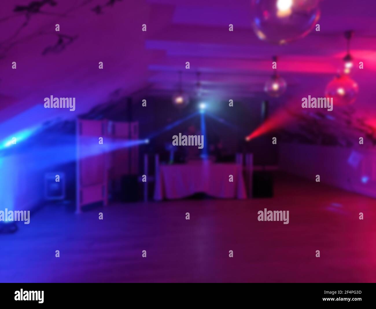 Verschwommenes Bokeh Hintergrund Zweck Bild einer Tanzparty Boden Mit DJ (Discjockey) und buntem Spotlight Stockfoto