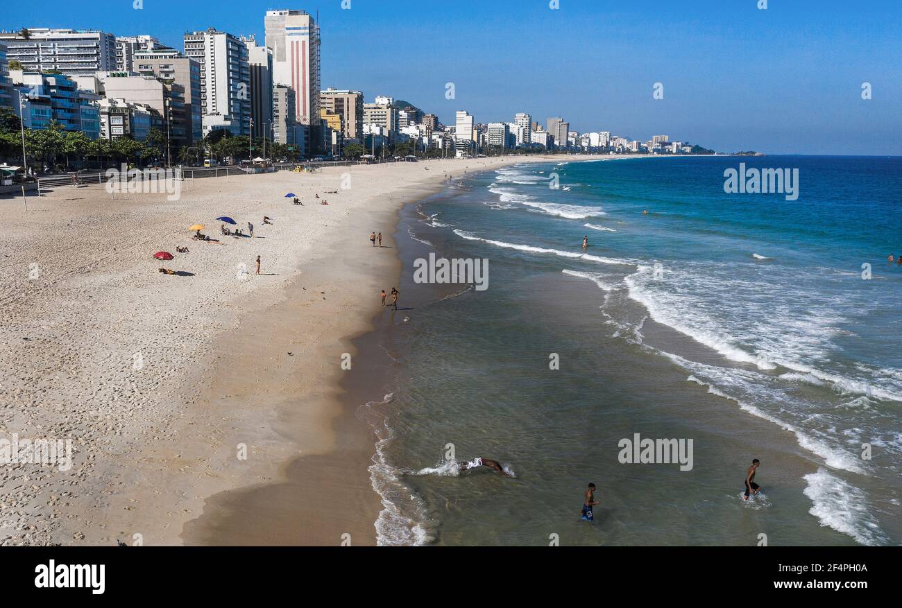 Rio de Janeiro, Brasilien 22. März 2021 Sonnenanbeter genießen den Leblon Strand trotz der Schließung von Strand-Aktivitäten aufgrund der Corona-Pandemie Stockfoto