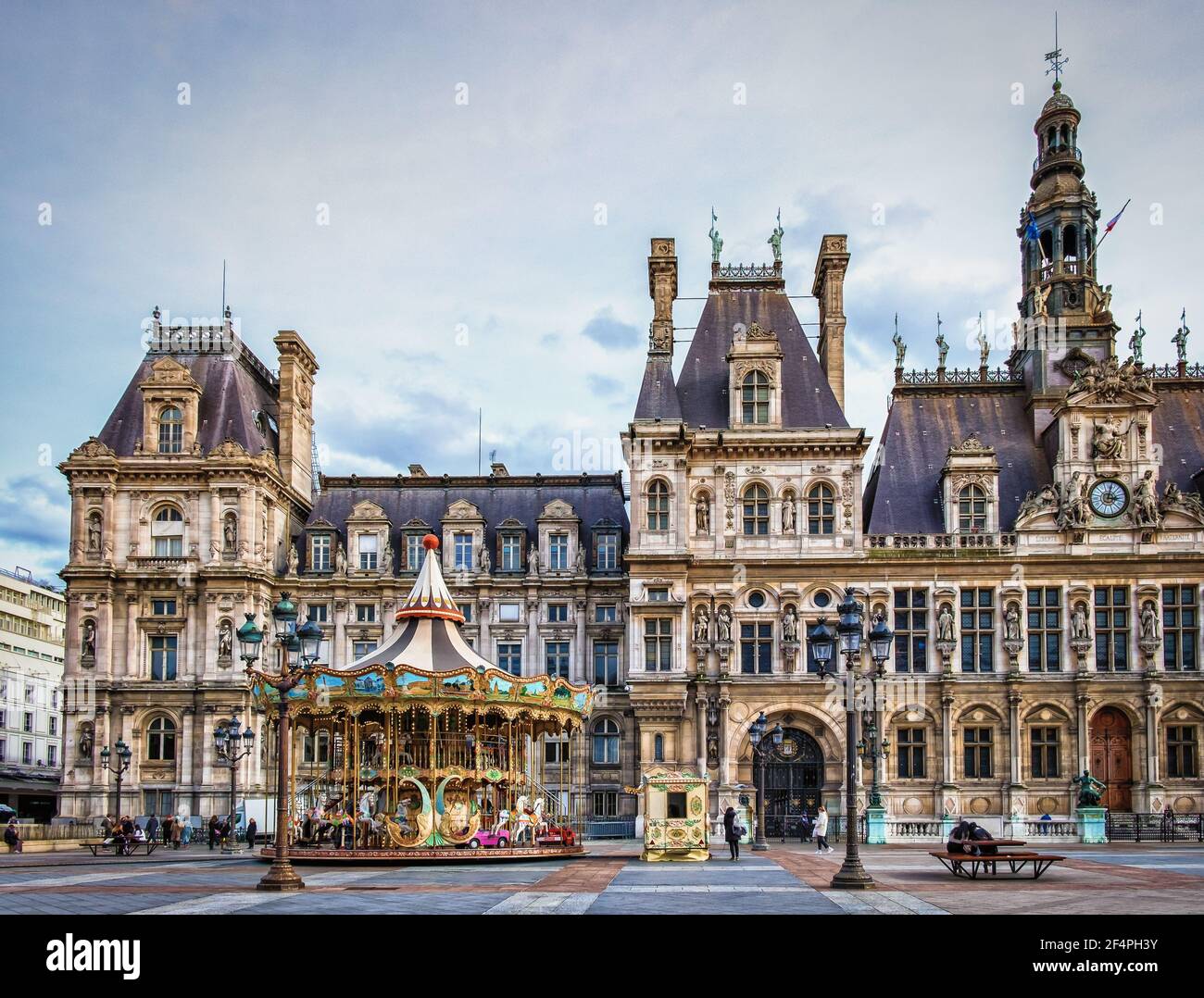 Paris, Frankreich, 2020. Februar, Ansicht eines Karussells vor dem Rathaus am Place de l'Hôtel-de-Ville Stockfoto