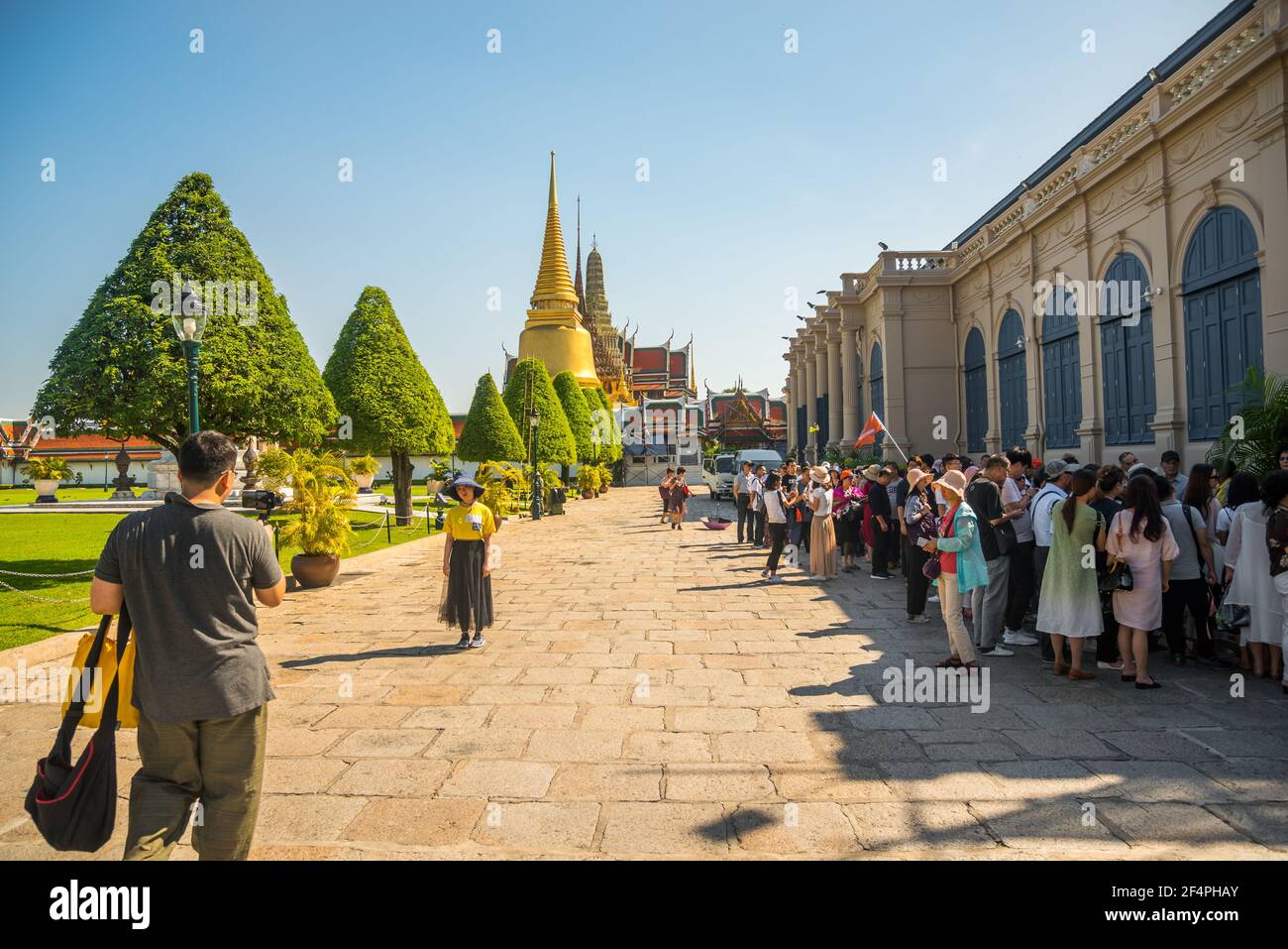BANGKOK, THAILAND - 17. DEZEMBER 2018 - Touristen warten darauf, den Großen Palast am 17. Dezember 2018 in Bangkok, Thailand zu betreten Stockfoto