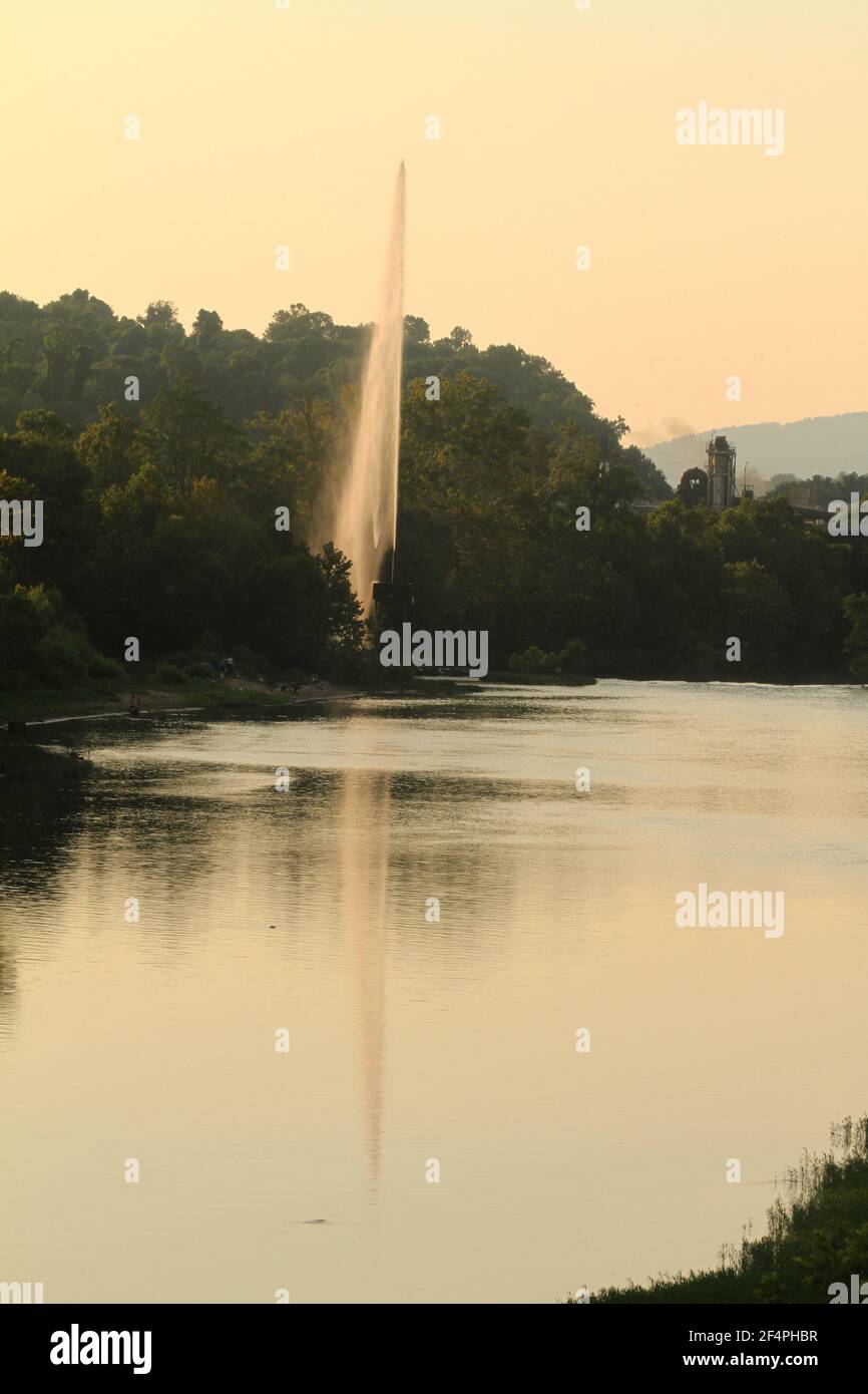 Lynchburg, VA, USA. Blick auf den James River mit dem Langley-Brunnen, einem Wahrzeichen der Stadt. Stockfoto