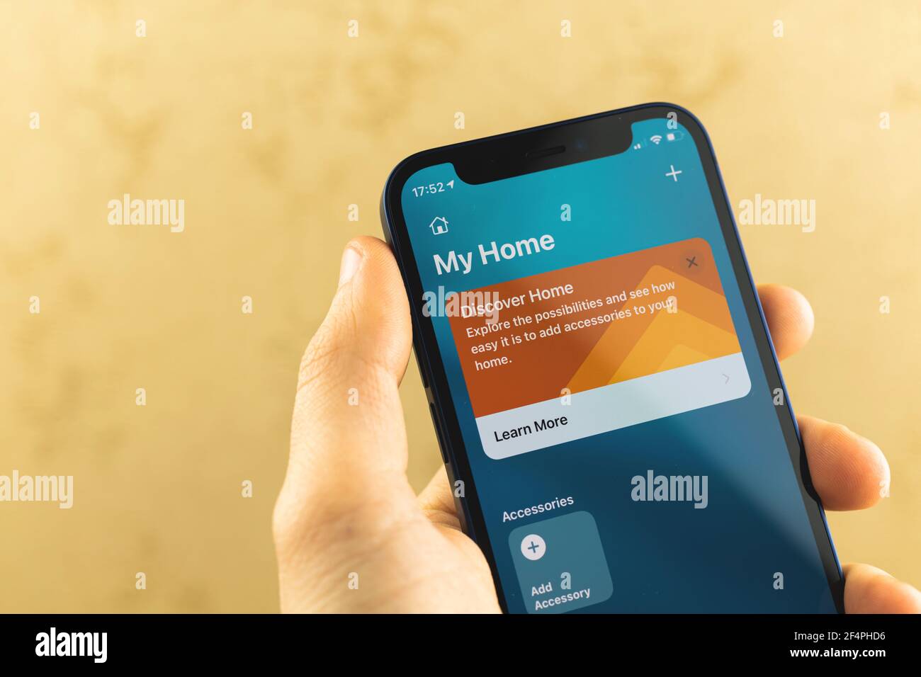 Kharkov, Ukraine - 10. März 2021: Mein Smart-Home-Konzept mit Apple Home-Anwendung auf den Bildschirmen Stockfoto
