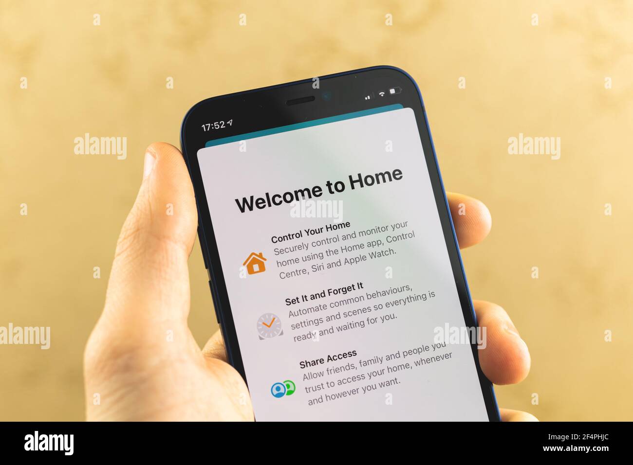 Charkow, Ukraine - 10. März 2021: Apple Smart Home Anwendung, auf dem Handy Stockfoto