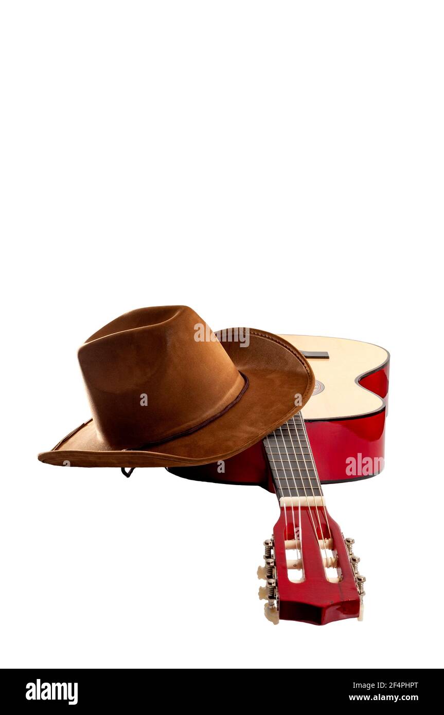 Amerikanische Kultur, Volkslied und Country Muisc Konzept Thema mit einem Cowboy-Hut und eine akustische Gitarre isoliert auf weißem Hintergrund mit einem Clip-Pfad Schnitt Stockfoto
