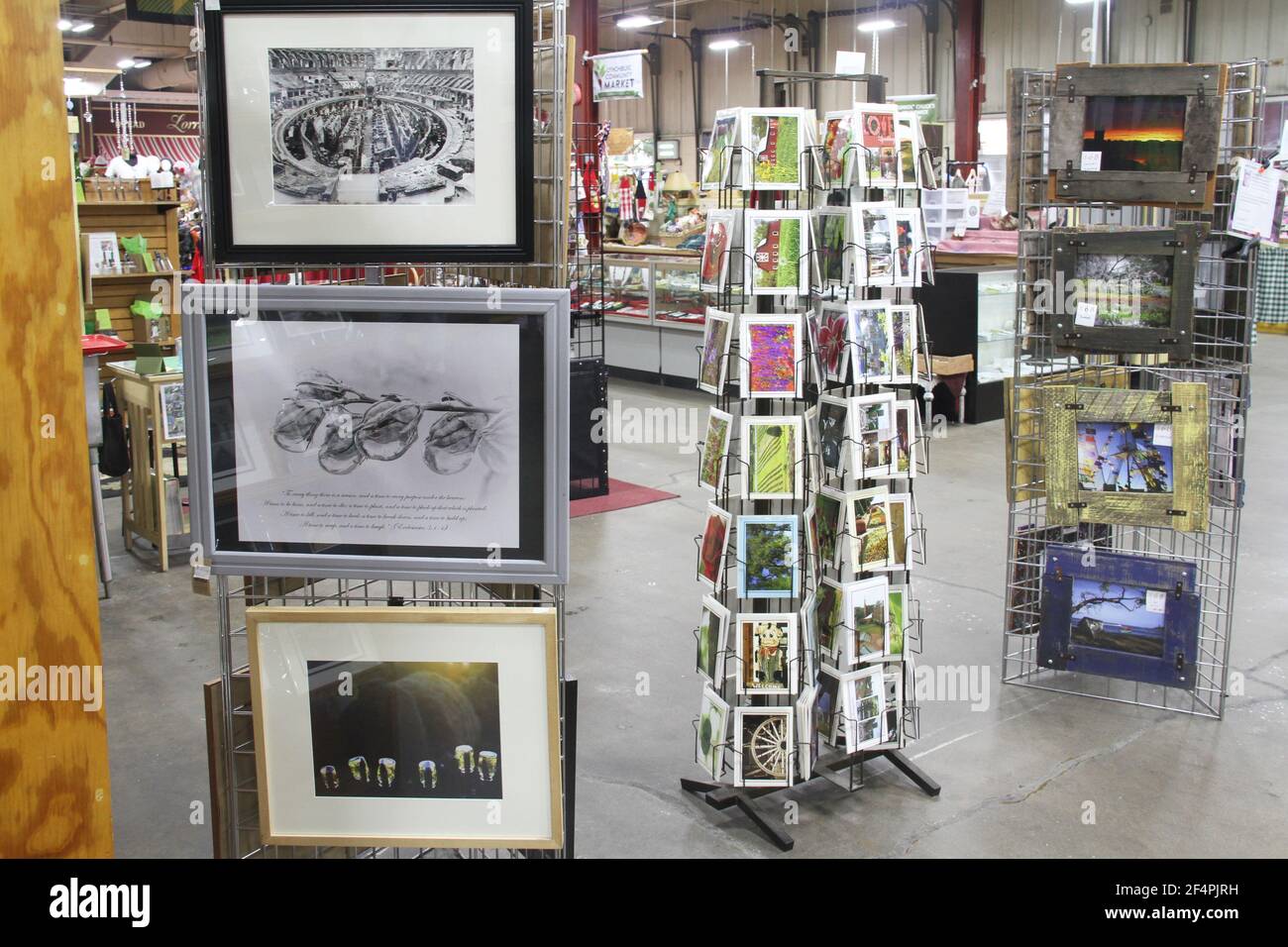 Gerahmte Fotografien zum Verkauf auf einem Gemeinschaftsmarkt in den USA Stockfoto
