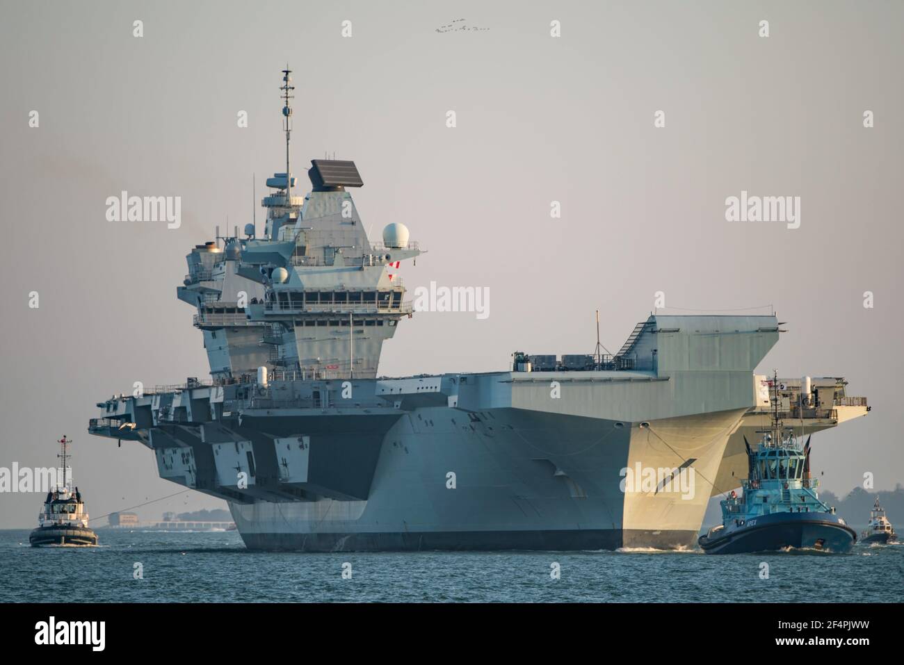 Der Royal Navy Flugzeugträger HMS Queen Elizabeth (R08) kehrte am 22nd. März 2021 nach Portsmouth, Großbritannien, zurück, nachdem er Munition in Schottland geladen hatte. Stockfoto