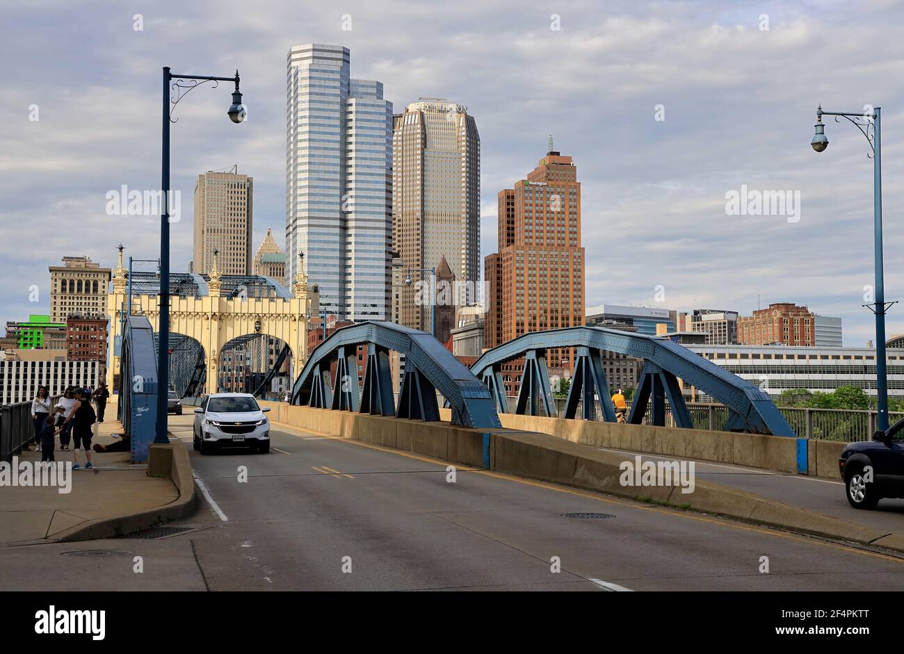 Die Smithfield Street Bridge über den Monongahela River mit der Skyline von Downtown Pittsburgh im Hintergrund.Pittsburgh.Pennsylvania.USA Stockfoto