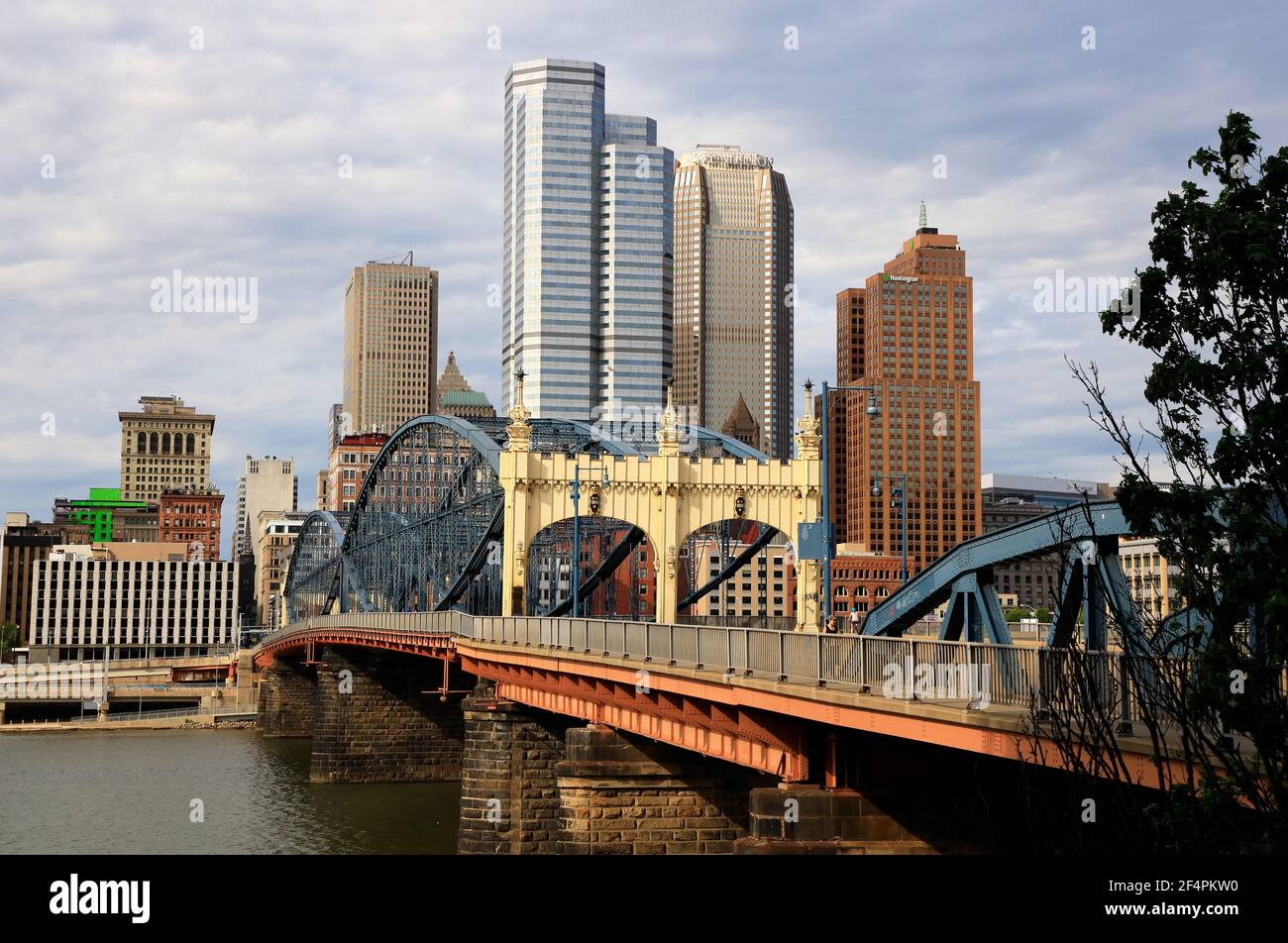 Die Smithfield Street Bridge über den Monongahela River mit der Skyline von Downtown Pittsburgh im Hintergrund.Pittsburgh.Pennsylvania.USA Stockfoto