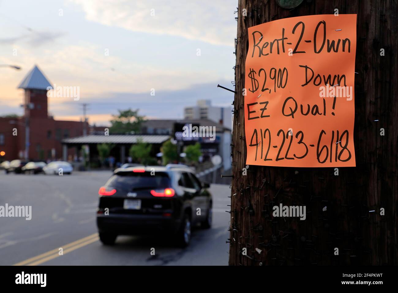 Eine handwrite Rent-to-own Deal Werbung posierte auf einem lamppost.Pittsburgh.Pennsylvania.USA Stockfoto
