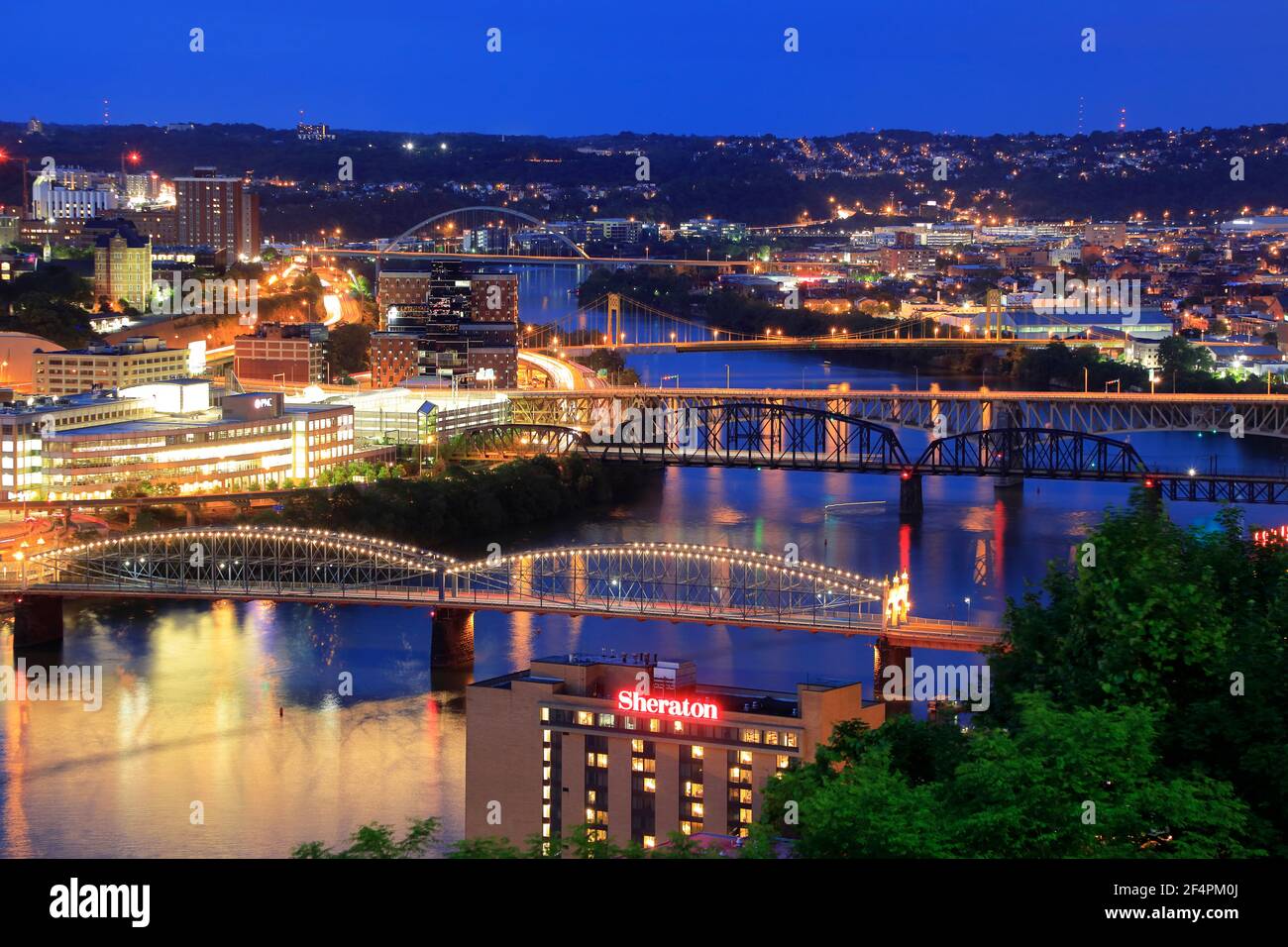 Nachtansicht der Brücken über Monongahela River vom Mount Washington.Pittsburgh.Pennsylvania.USA Stockfoto