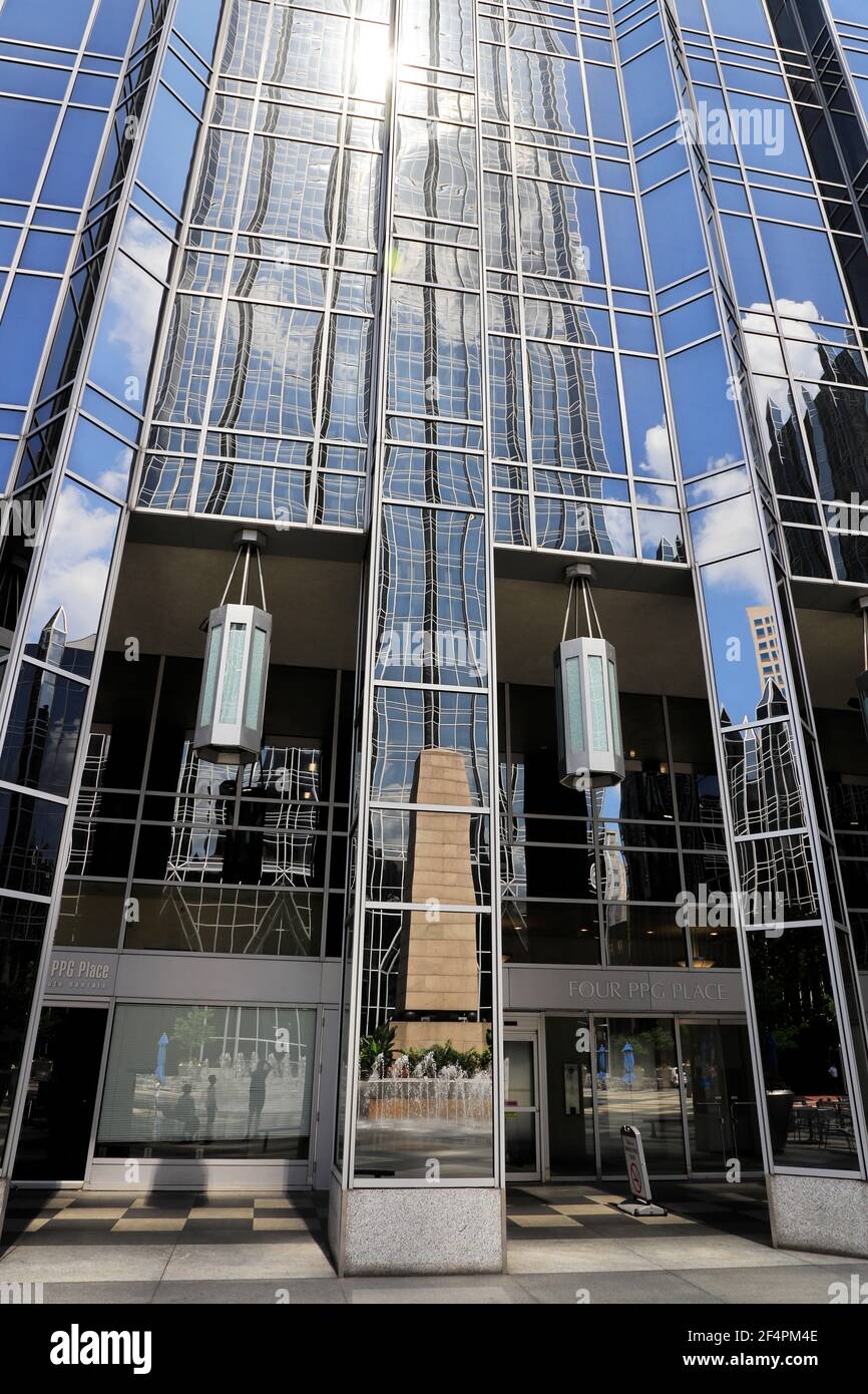 Ein geschlossener Blick auf die postmoderne Architektur des PPG Place In Downtown Pittsburgh.Pennsylvania.USA Stockfoto
