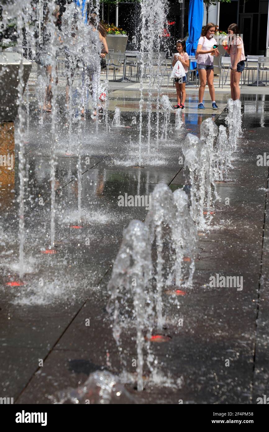 Kinder spielen im Brunnen auf dem platz von PPG Ort in Downtown Pittsburgh.Pennsylvania.USA Stockfoto