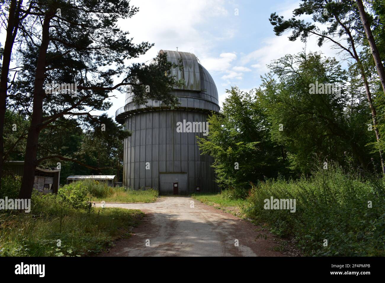 Verlassene Sternwarte, die einst das Isaac Newton Telescope beherbergte. Herstmonceux, East Sussex, Großbritannien. Stockfoto