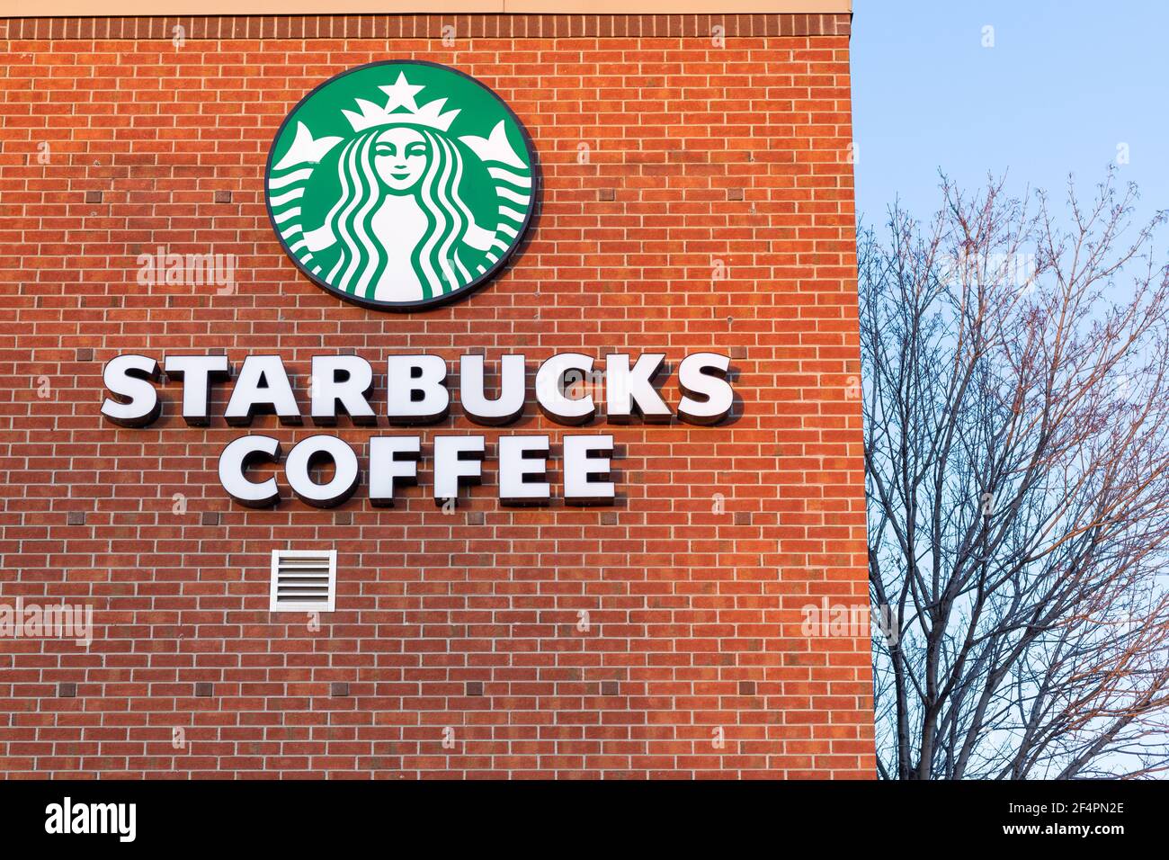 Ottawa, Kanada - 19. März 2021: Starbucks-Kaffee-Schild auf dem Gebäude Stockfoto