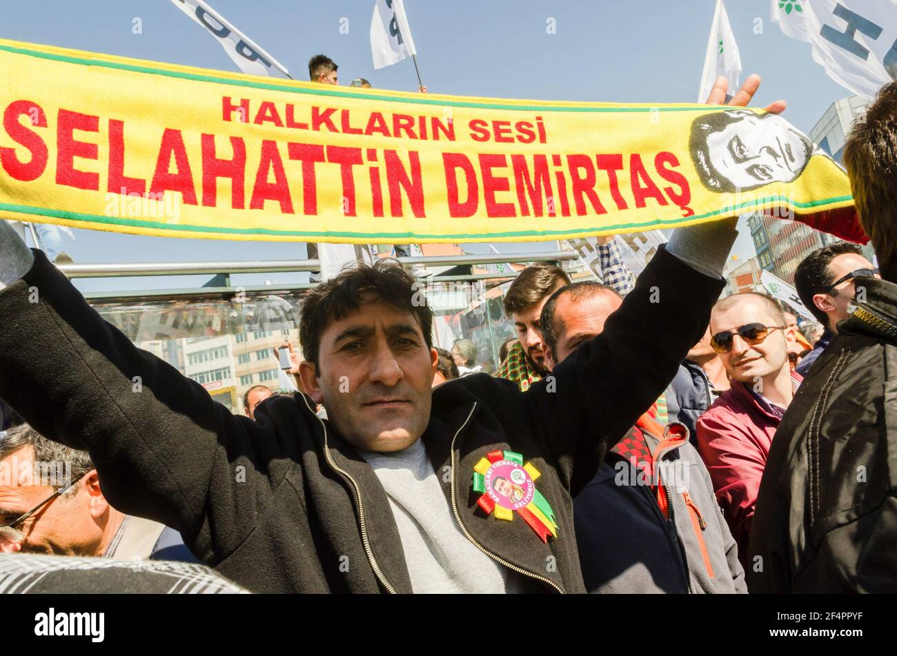 Ein pro-kurdischer HDP-Unterstützer mit einem Banner zur Unterstützung von Selahattin Demirtas beim Start des HDP-Wahlkampfs in Istanbul. Die Partei der Demokratischen Volkspartei (HDP) startet 2015 ihren türkischen Wahlkampf in Istanbul. Stockfoto