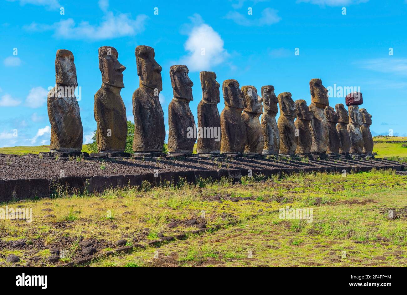 Moai Statuen von Ahu Tongariki am Sommertag, Osterinsel (Rapa Nui), Chile. Stockfoto