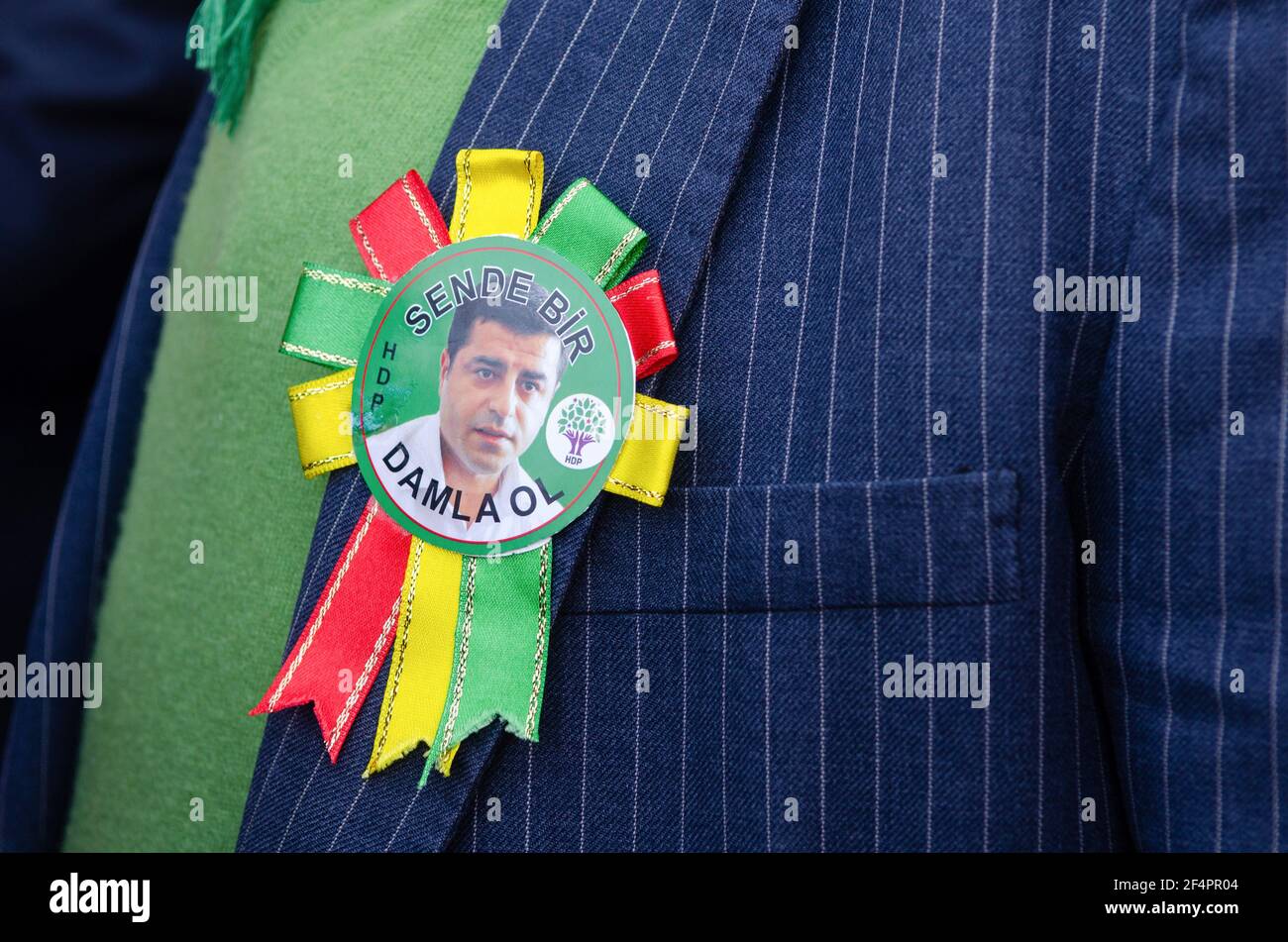 Ein pro-kurdischer HDP-Unterstützer trägt ein Abzeichen mit einem Bild von Selahattin Demirtas beim Start des HDP-Wahlkampfs in Istanbul. Die Partei der Demokratischen Volkspartei (HDP) startet 2015 ihren türkischen Wahlkampf in Istanbul. Stockfoto