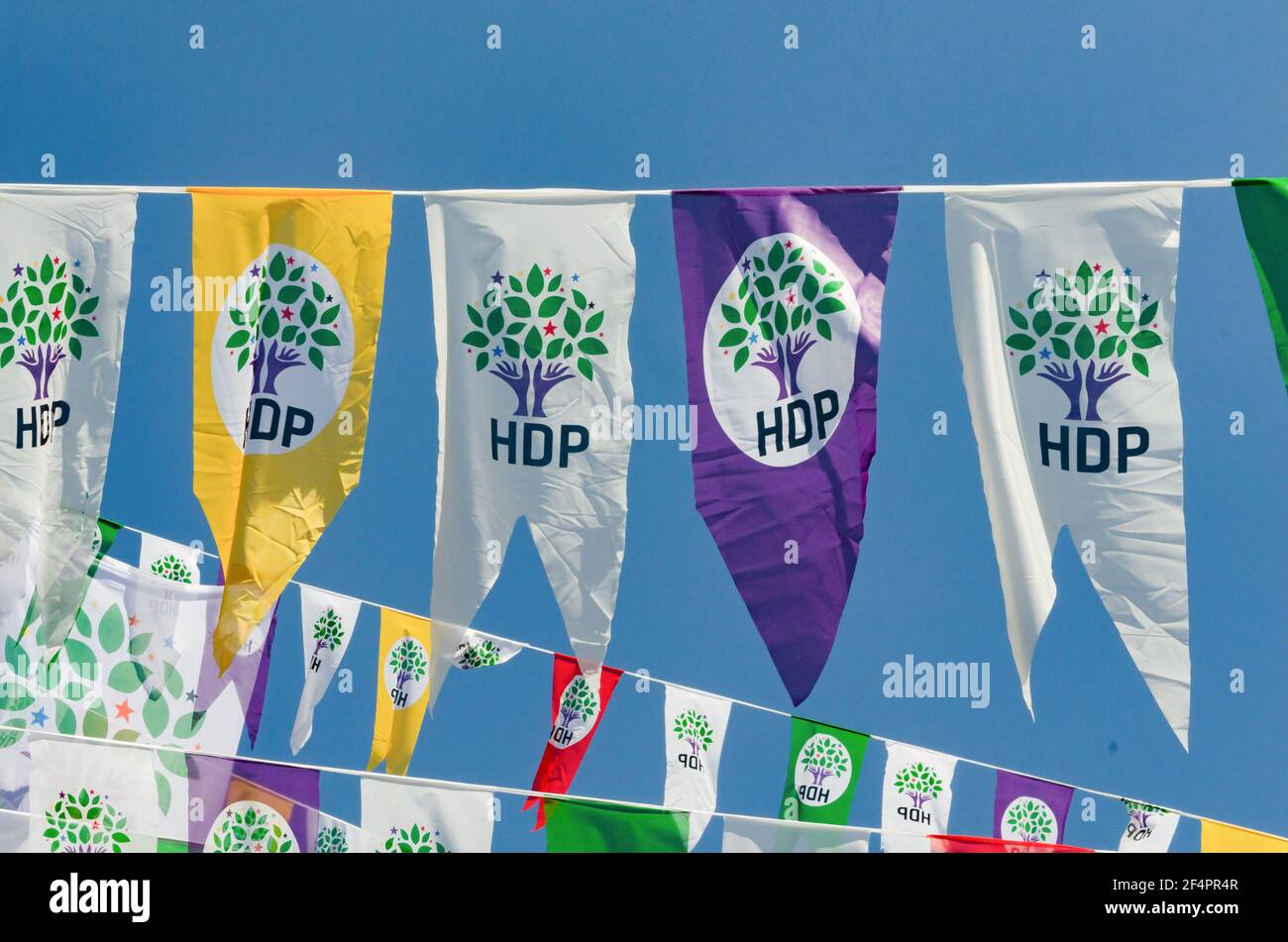 Istanbul, Türkei. 12th April 2015. Die Demokratische Partei der Völker (HDP), die beim Start des Wahlkampfs in Kadikoy aufgehängt wurde, hat ihre politischen Banner aufgehängt.die Demokratische Partei der Völker (HDP) startet ihren türkischen Wahlkampf 2015 in Istanbul. Kredit: John Wreford/SOPA Images/ZUMA Wire/Alamy Live Nachrichten Stockfoto