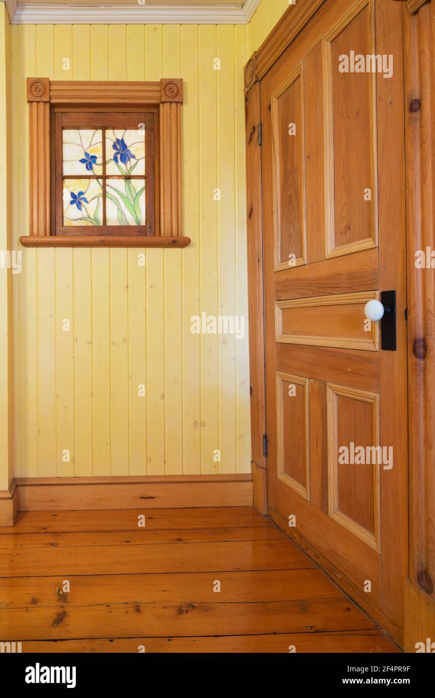 Schranktür aus Holz mit dekorativen Zierleisten und hinterleuchteten  Buntglasfenstern Auf der Außenseite gelb vertikale Holzdiele Bad Wand in  alt Haus Stockfotografie - Alamy