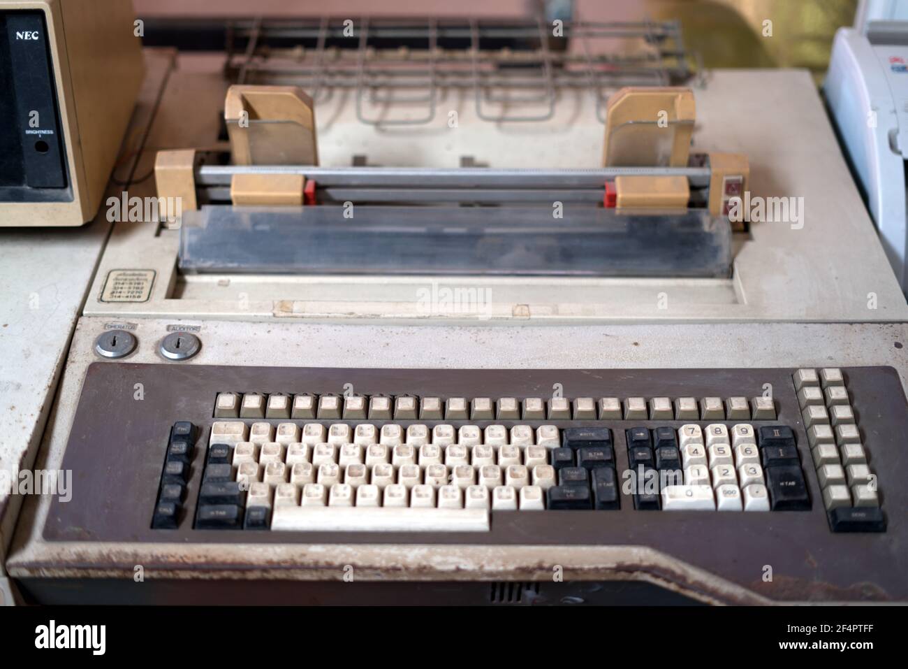 Vintage 50s Bankbüro mit Retro-Berechnung Ausrüstung und Bankwesen Geldmaschine.gute Erinnerung an die Vergangenheit Stockfoto