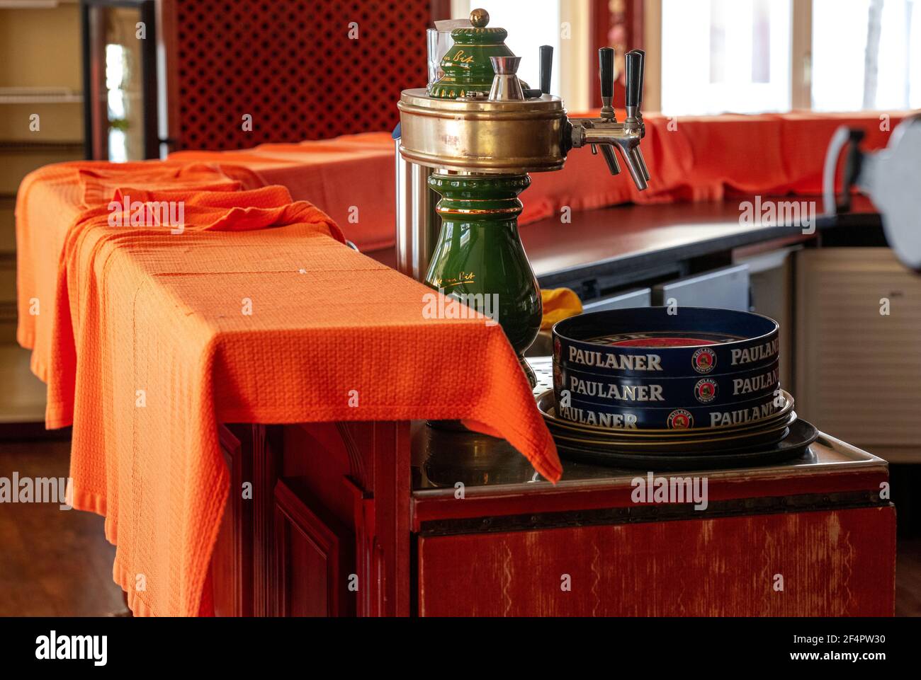 Ahlbeck, Deutschland. März 2021, 22nd. Die Theke in einem der Restaurants des Hotels 'zur Post' auf der Ostseeinsel Usedom ist mit Stoffdecken überzogen. Aufgrund der Corona-Schutzmaßnahmen bleiben die Tourismusbetriebe für Urlauber geschlossen. Die Tatsache, dass viele Deutsche in diesen Tagen auf Mallorca Urlaub machen, sorgt für Verwirrung unter Hoteliers auf der Insel Usedom. Ihre Häuser müssen für Touristen geschlossen bleiben. Quelle: Jens Büttner/dpa-Zentralbild/dpa/Alamy Live News Stockfoto