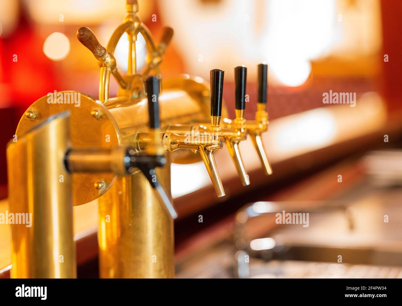 Ahlbeck, Deutschland. März 2021, 22nd. Wasserhähne sind in der Bar des Hotels 'zur Post' auf der Ostseeinsel Usedom zu sehen. Aufgrund der Corona-Schutzmaßnahmen bleiben die Tourismusbetriebe für Urlauber geschlossen. Die Tatsache, dass viele Deutsche in diesen Tagen auf Mallorca Urlaub machen, sorgt für Verwirrung unter Hoteliers auf der Insel Usedom. Ihre Häuser müssen für Touristen geschlossen bleiben. Quelle: Jens Büttner/dpa-Zentralbild/dpa/Alamy Live News Stockfoto