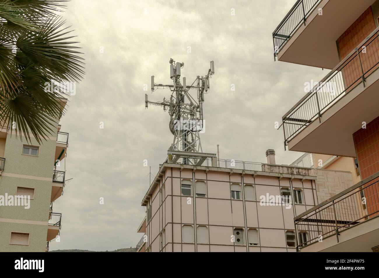 Elektrokommunikation Wireless, Handy-Antennen Turm. In der bewohnten Mitte. Das Hotel liegt auf den Gebäuden eines italienischen Viertels. 5G High-Speed, LTE Stockfoto