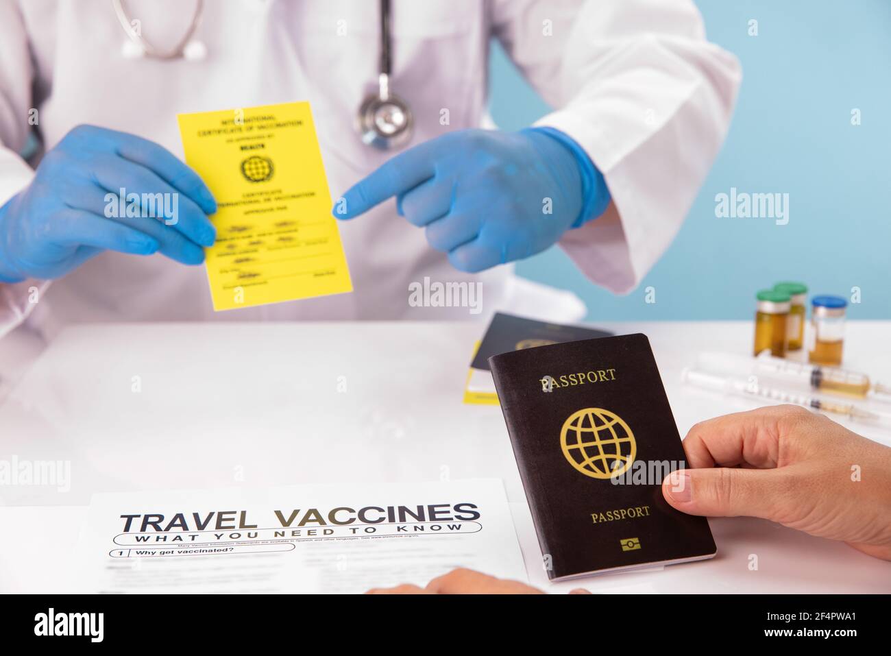 Holen Sie sich vor der Reise einen internationalen Impfpass Stockfoto