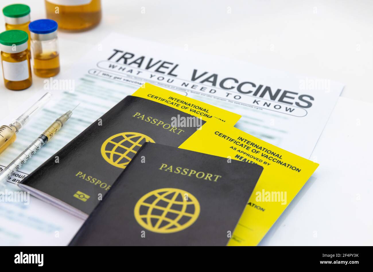 Holen Sie sich vor der Reise einen internationalen Impfpass Stockfoto