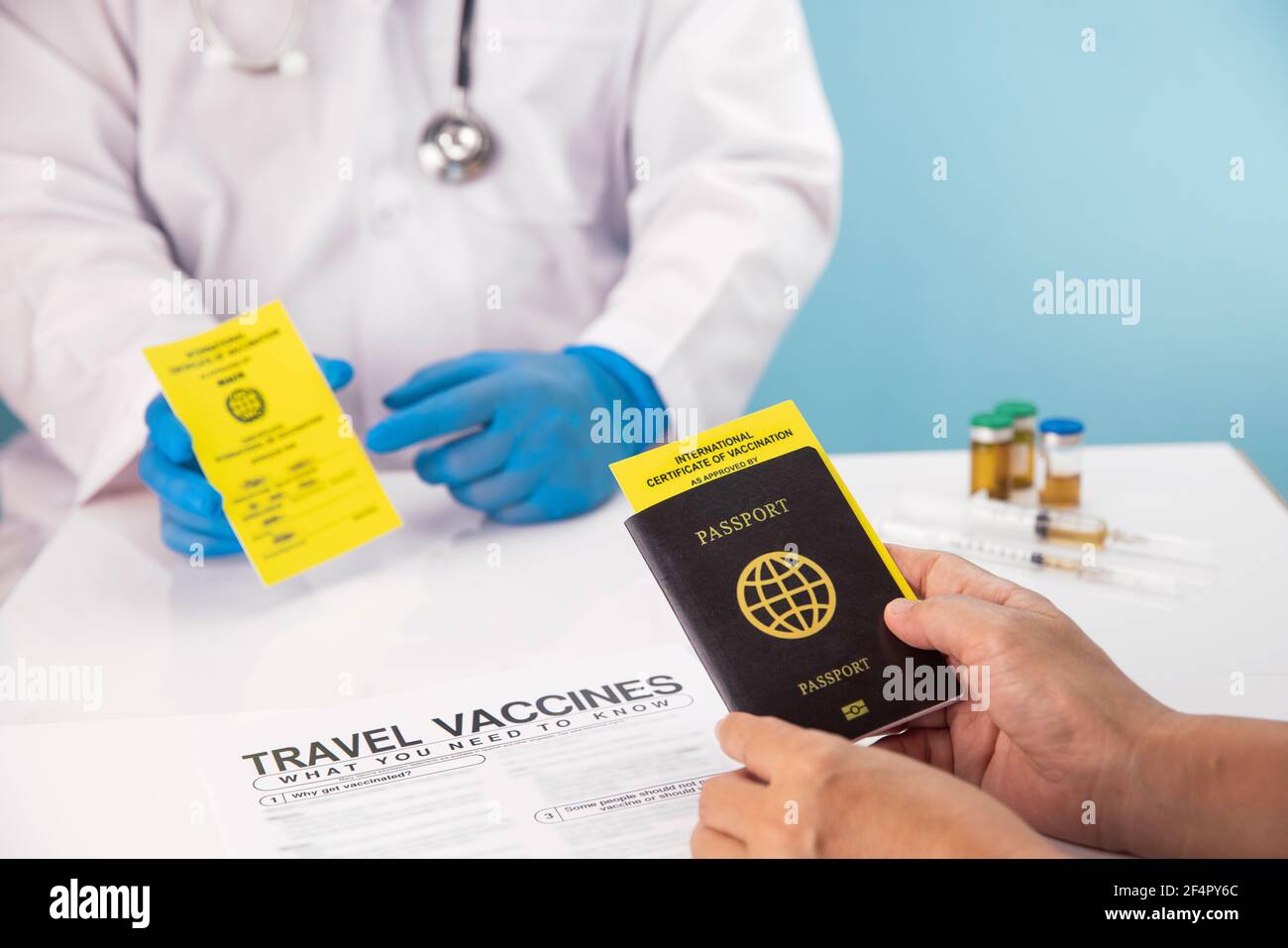 Holen Sie sich vor der Reise einen internationalen Impfpass Stockfoto