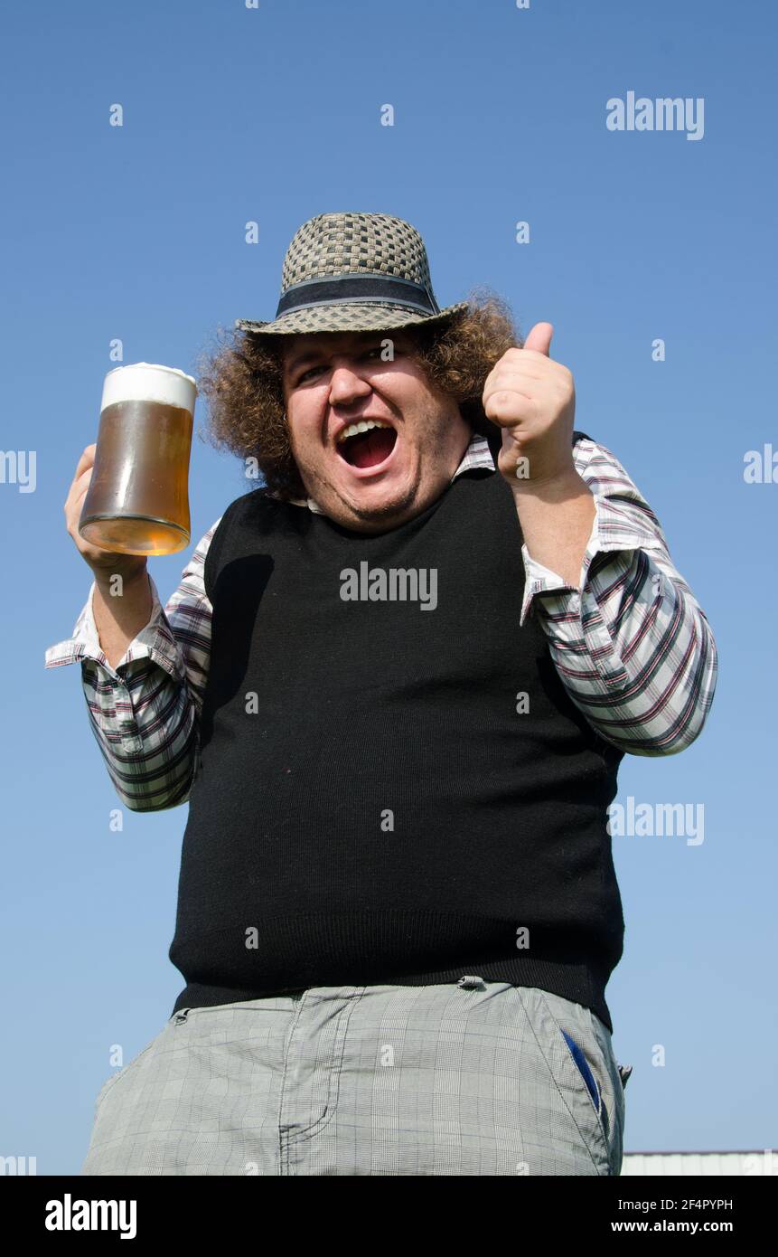 Lustige fette Kerl trinkt Bier. Stockfoto