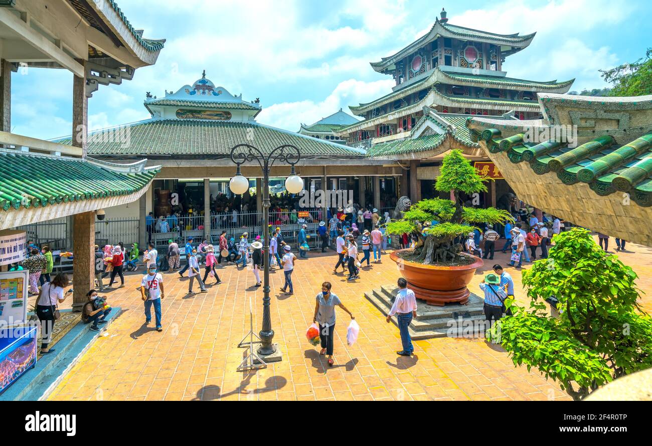 Touristen besuchen den Chua Xu Tempel, um für Frieden für alle im Vollmond des ersten Mondmonats zu beten. Dieser Ort weibliche heilige Schrein Anbetung Stockfoto