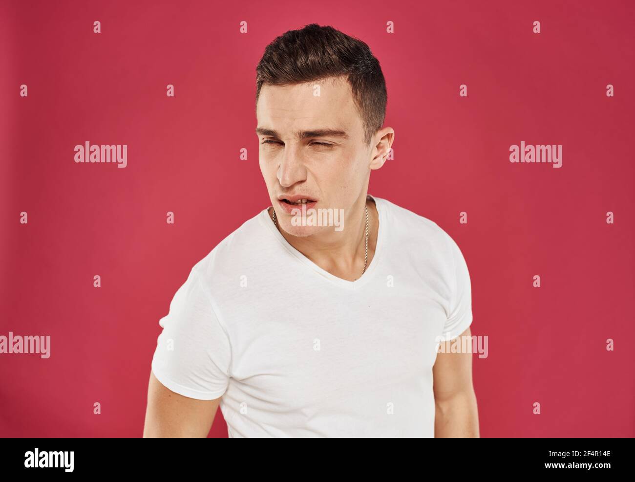 Man machte T-Shirts mit 6 Händen Unzufriedenheit roten Hintergrund Emotionen Stockfoto