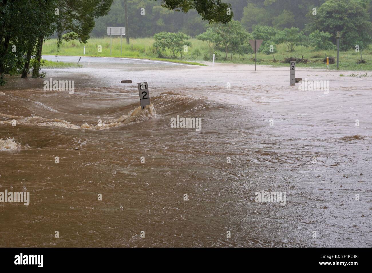 Hochwasser taucht fast einen Tiefenindikator ein Stockfoto