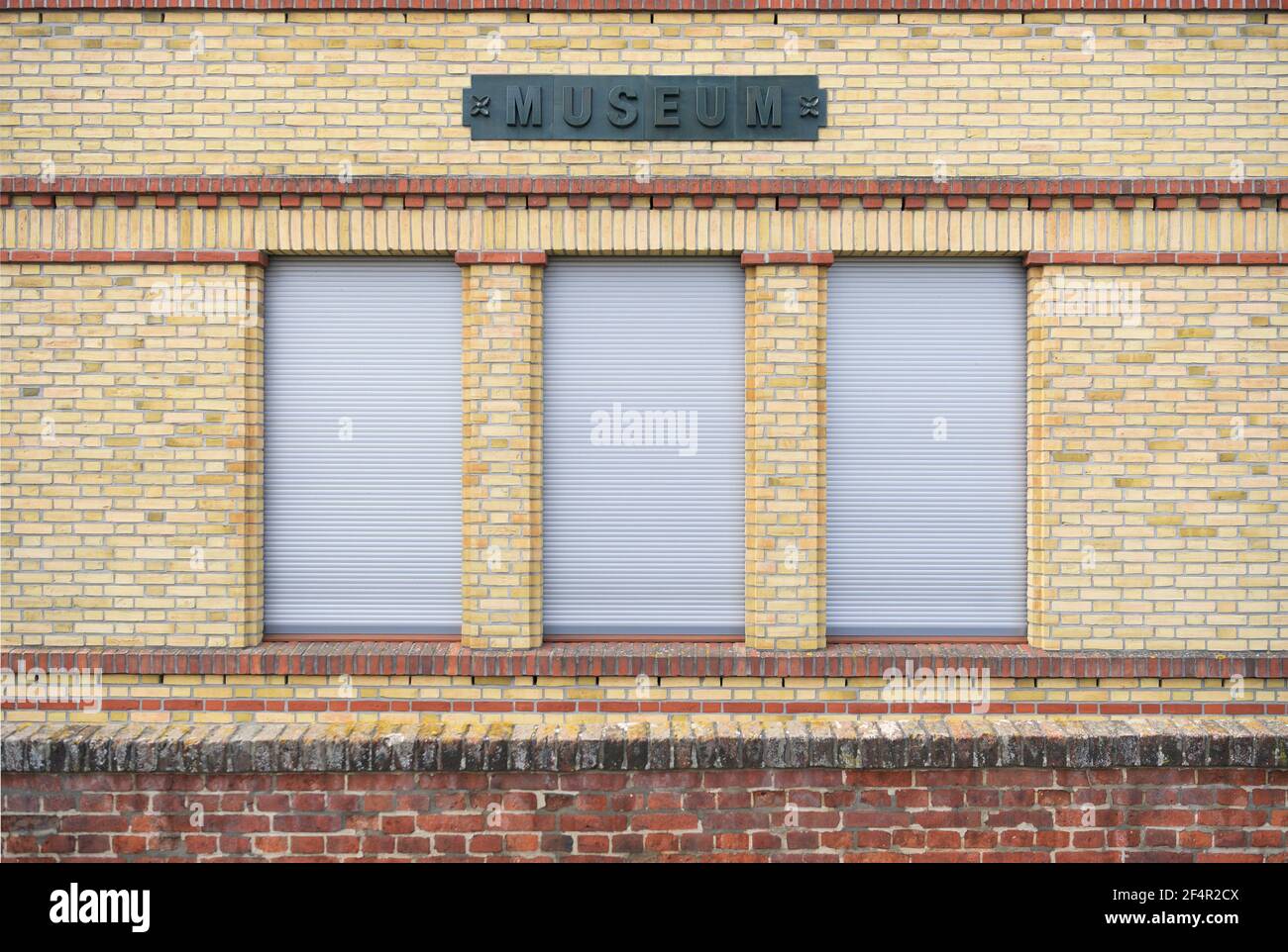 22. März 2021, Brandenburg, Fernbellin/OT Wustrau: Am Ruhetag sind die Fensterläden des Brandenburg-Preußen Museums geschlossen. Foto: Soeren Sache/dpa-Zentralbild/dpa Stockfoto